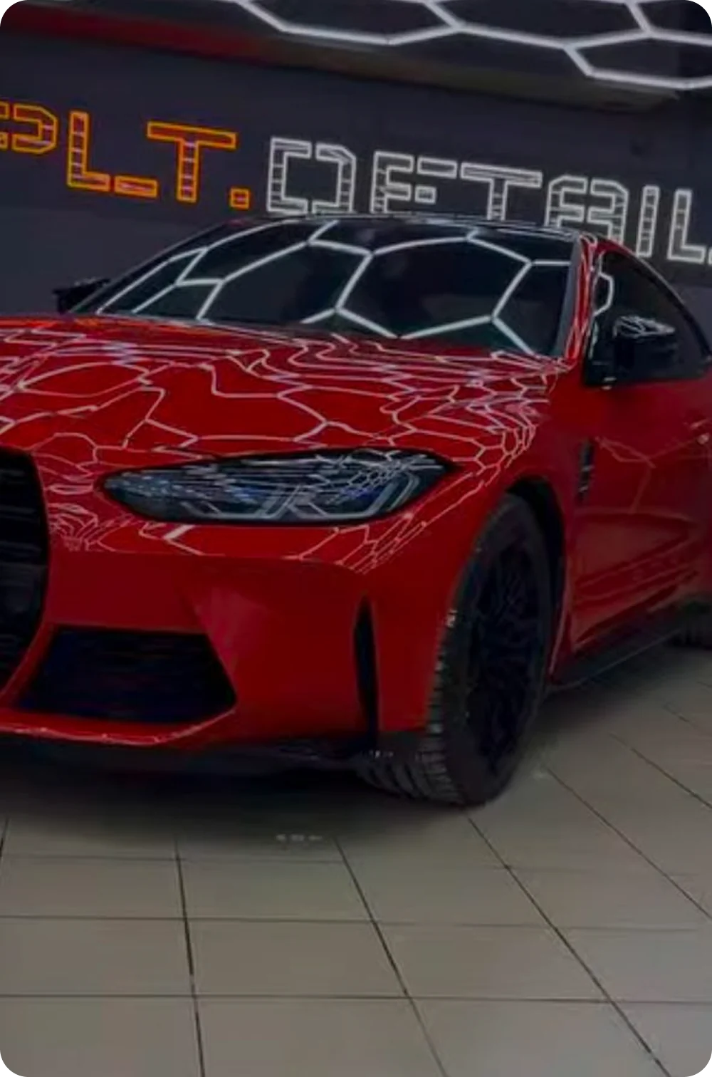 Превью видео: BMW M4 поступила для полной оклейки...